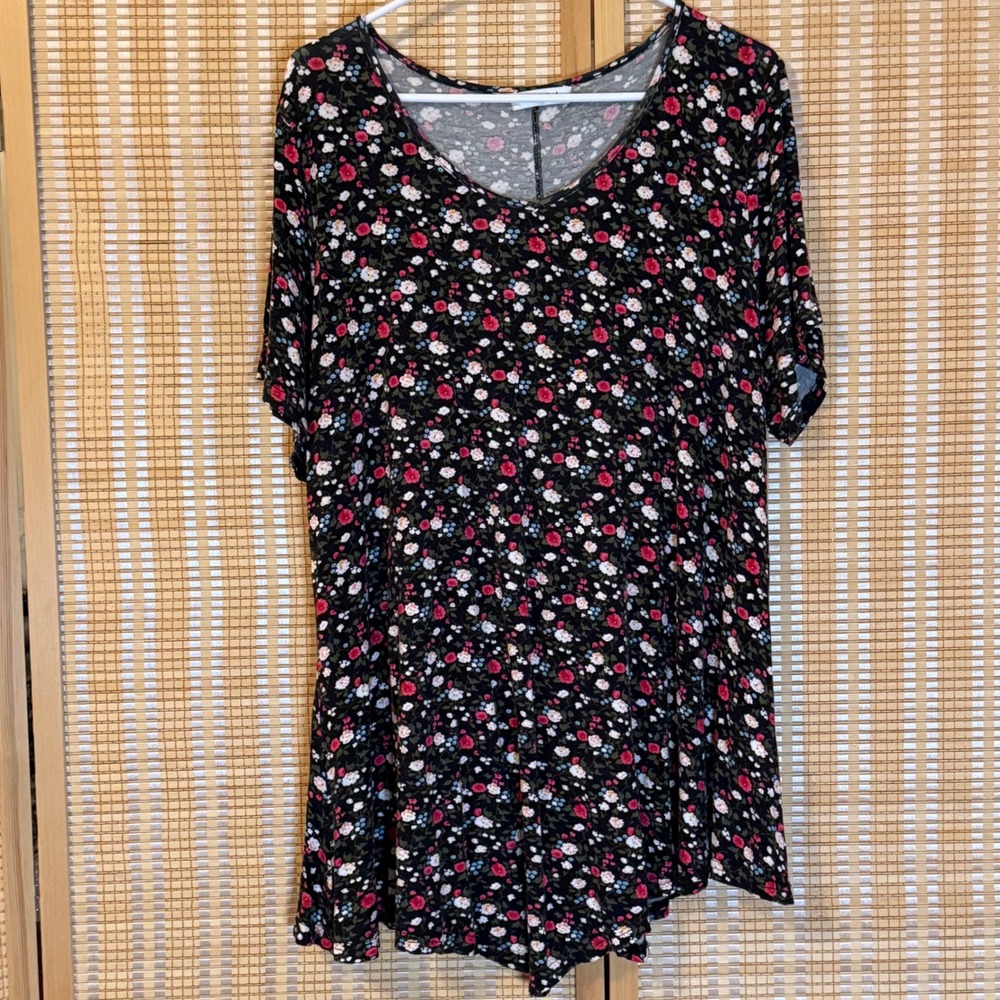 Esenchel Womens 2X Plus Black Ditsy Floral V-Neck Short‎ Sleeve Rayon Blend Top